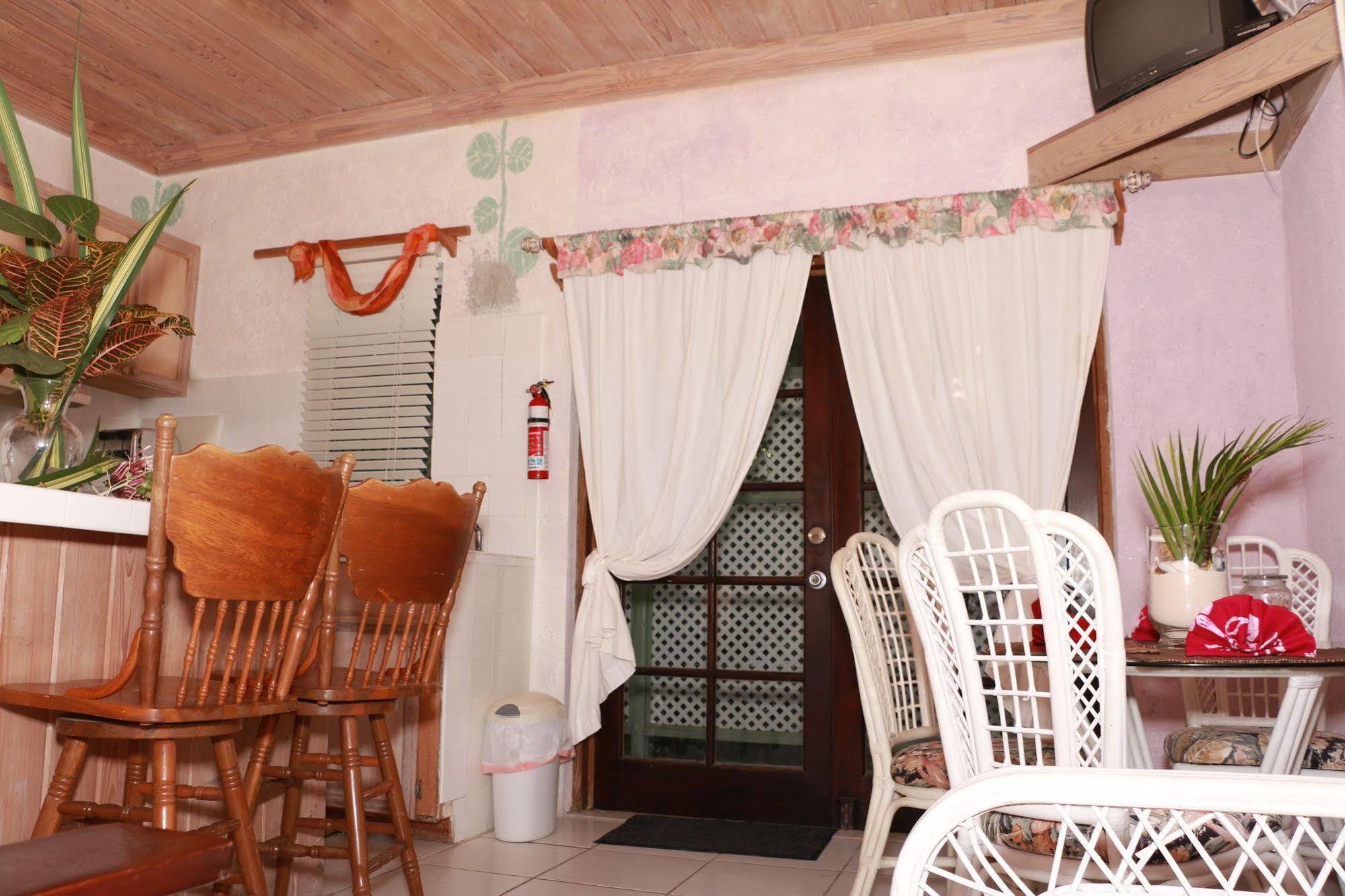 The Sugar Apple Lodging Dunmore Town Exterior foto